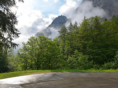 Noch umziehen das Lärchegg dicke Wolken