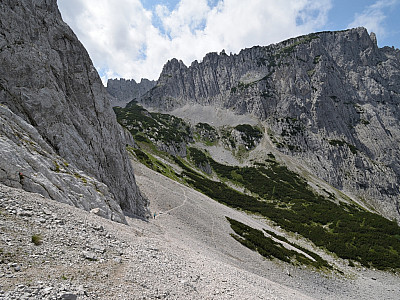 Hier halten wir die Höhe und wandern nach links Richtung Fritz-Pflaum-Hütte 