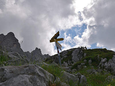 Den Abzweig zur Ackerlspitze ignorieren wir