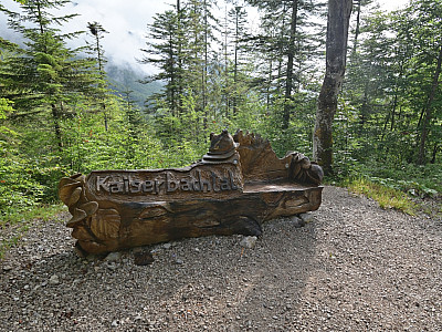 Leicht bergab passieren wir diese wunderschöne Bank