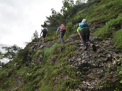 Teils mittels Drahtseil gesichert gewinnen wir schnell an Höhe