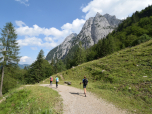 Am Nachmittag glänzen Lärchegg und Mitterkaiser in der Sonne