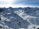 Manche Berge präsentieren sich tief verschneit und unberührt