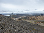 Links im Hintergrund der See Frostastaðavatn