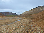 Wir halten uns rechts, überqueren den Fluss...