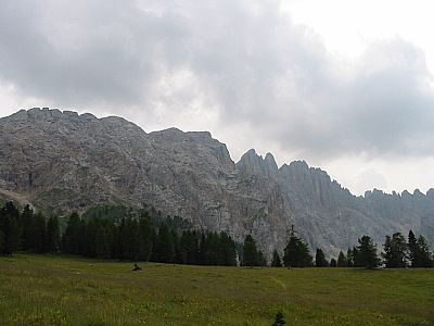 Blick zurück zum Latemar von den Latemarwiesen