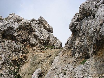 Klettereien nahe am Grat