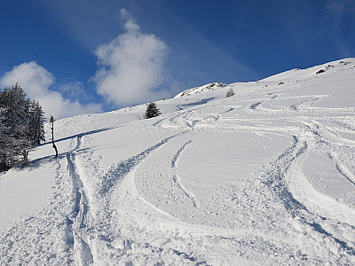 Die Spuren erhöhen die Vorfreude auf die Abfahrt