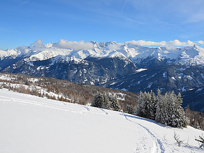 Sanft zieht sich die Spur vor der imposanten Kulisse nach oben