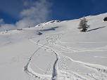 Auf der Anhöhe befindet sich ein Kreuz