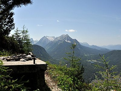 Die herrliche Aussicht auf das Wettersteingebirge prägt die Aussicht im Westen