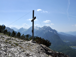 Gipfelkreuz des Lindenkopf mit dem Wettersteingebirge dahinter.
