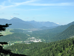 Im Norden ist der Wank, der Heimgarten und der Herzogstand zu sehen.