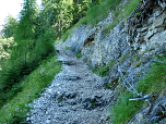 Selbst der gut ausgebaute Weg ist mittels Drahtseil gesichert