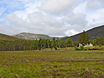 Mittig im Hintergrund zeigen sich die Abstürze des Lochnagar