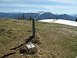 Am Gipfel gibt es kein Kreuz, sondern nur diesen Pfosten