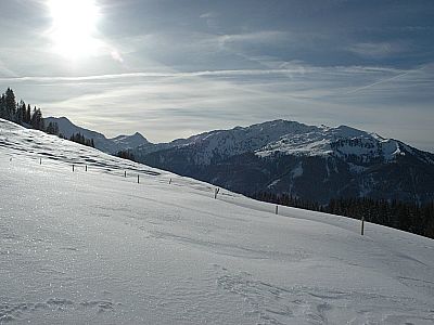 Blick über glitzernde Schneefelder zum Dristkopf