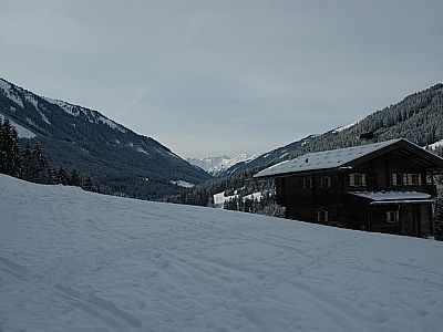 Vorbei an Berghütten in Hinterstein