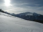 Blick über glitzernde Schneefelder zum Dristkopf