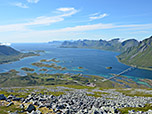Unten rechts die Gimsøystraumen-Brücke, im Hintergrund die Insel Vestvågøy