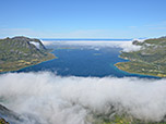 Rechts im Hintergrund zeigen sich die Vesterålen