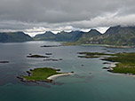 Blick über die Insel Sandøya auf Flakstadøy...