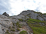 Wir überqueren plattige Felsen