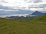 In westlicher Richtung blicken wir über Kabelvåg zum Vågakallen