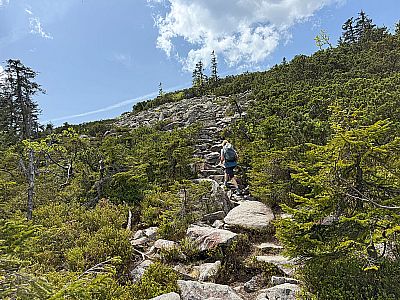 Wir treffen auf die ersten Granitblöcke...