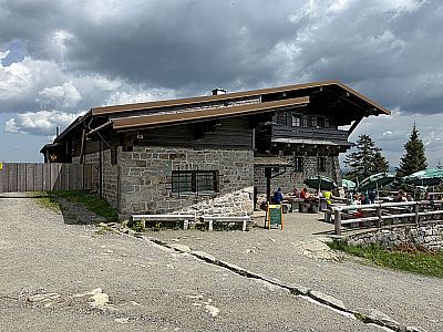 ...und kommen nach wenigen Minuten zum Lusenschutzhaus