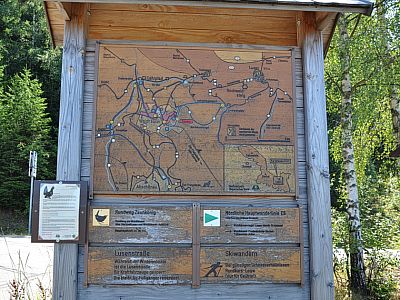 Übersicht der Region auf einer Holzkarte.