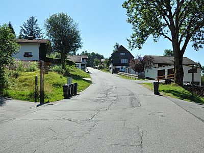 Wir folgen der Straße bergauf,... 