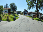Wir folgen der Straße bergauf,...
