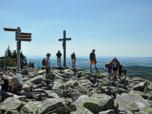 Am Gipfelkreuz des Lusen (1373 m).