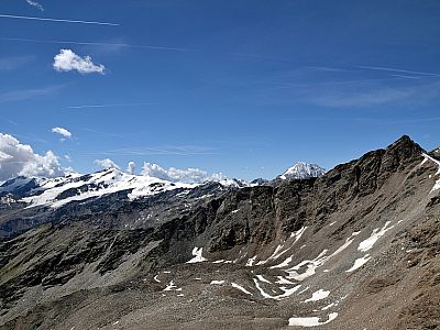 Links von der Hinteren Pederspitze die schneebedeckte Königsspitze