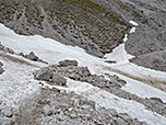 Bis in den Frühsommer kann sich auf den nordseitigen Reisen der Altschnee halten