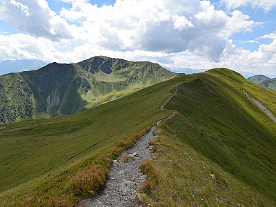 Bequem setzt sich der Pfad auf dem Grat fort