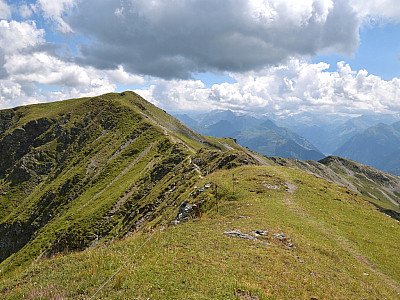 Die Hohen Tauern im Süden verstecken sich in den Wolken