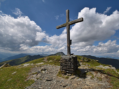 Ein letzter Blick zum hölzernen Gipfelkreuz ...