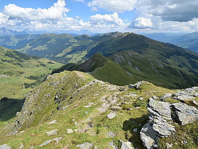 ... dann steigen wir über die Ostflanke ab