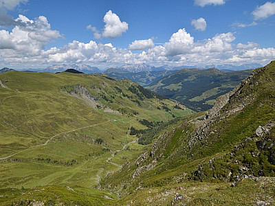 Im Tal nördlich von uns ist bereits der breite Weg zur Ellmaualm sichtbar