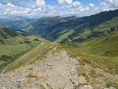 Die Ostflanke ist steil und stellenweise auch rutschig