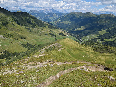 Über viele Serpentinen steigen wir zu dem kleinen Joch ab