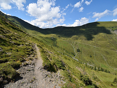 Wir halten uns nach Westen und steuern weitgehend eben in den Talkessel