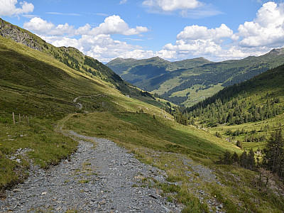 Ein breiter Weg führt uns wieder nach Osten aus dem Talkessel hinaus
