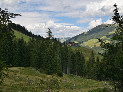 Auf einer Anhöhe vor uns zeigt sich die Ellmaualm ...