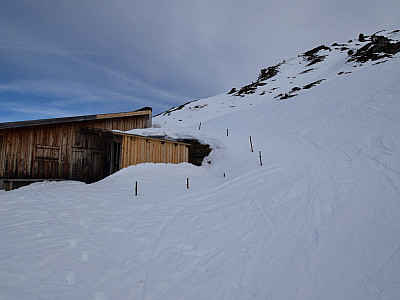 Hinter den Häusern steigen wir weiter auf