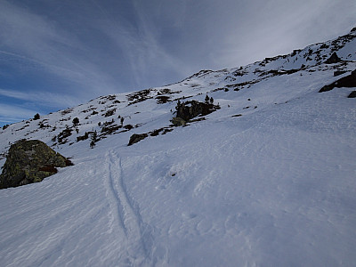 Im offenen Gelände bieten sich mehrere Spuren für den Aufstieg an