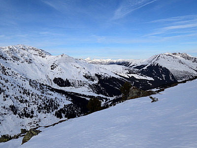 Deutlich sind die Lawinenverbauungen am Sonntagsköpfl zu sehen