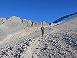 Weiter geht es über schottriges Terrain